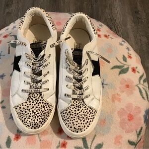 White Leopard Print Low-Top Sneakers with Black Star